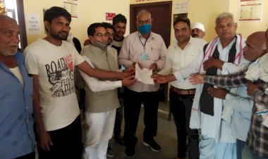रैणी मे कॉलेज  नही खुलने को लेकर  मुख्यमंत्री  के नाम उपखण्ड अधिकारी को दिया ज्ञापन