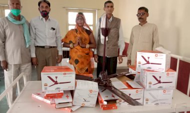 अस्पताल के मरीज वार्डाे को एक दर्जन पंखे किये भेंट