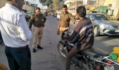 पुलिस ने दी सडक सुरक्षा नियमो की जानकारी काटे चालान