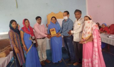 सर्वाधिक पुरूष नसबन्दी केश देने पर मुहारी की आशा-सहयोगनी मायादेवी का किया सम्मान