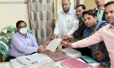 सडक बनवाने की मांग को लेकर व्यापार संघ ने एसडीएम को सौपा  ज्ञापन