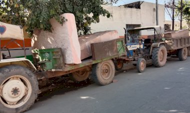 अवैध खनन के इमारती पत्थर से भरे तीन ट्रेक्टर ट्रोली पकडे