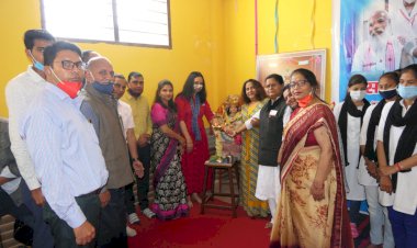 सामुदायिक रेडियो 90.8 एफएम 24 की टीम व स्कूल के बच्चों ने नुक्कड़ नाटक कर वैक्सीन के बारे में किया जागरूक