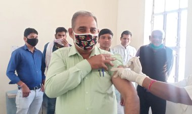 वैक्सीनेशन के दूसरे चरण में राजस्व विभाग के अधिकारियों एवं कर्मचारियों सहित वरिष्ठ नागरिकों को लगे टीके
