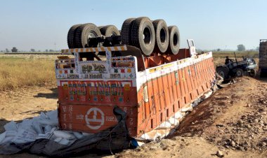 उबड़ खाबड़ वैकल्पिक मार्ग पर वाशिंग पाउडर से भरा ट्रक पलटा