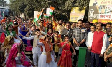 चौरी चौरा के अमर शहीदों को कलाकारों ने अनूठे रूप में दी श्रद्धांजलि नृत्य करते पहुंचे शहीद स्मारक
