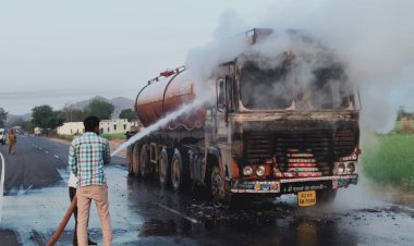 ज्वलनशील पदार्थ से भरे टैंकर में लगी आग, दमकल कर्मियों ने आग पर पाया काबू