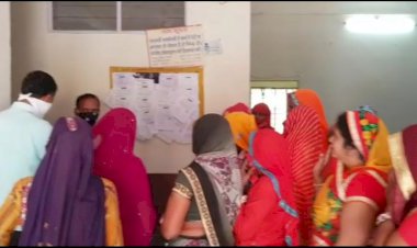 पेयजल समस्या को लेकर रामगढ़ कस्बे की महिलाओं ने एसडीएम से की समाधान की मांग