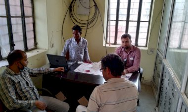 ईमित्र केन्द्र व आधार केन्द्र व ई-मित्र प्लस के ट्रांसक्शन की समीक्षा का किया औचक निरीक्षण