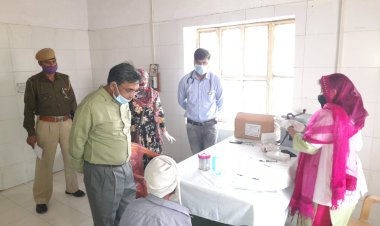 संभागीय आयुक्त पिसी बेरवाल ने किया नगर क्षेत्र के मानोता पीएचसी औचक निरीक्षण, टीकाकरण को लेकर किया जाग्रत