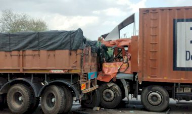 राजगढ़- अलवर-सिकंदरा मेगा हाईवे मार्ग स्थित टहला चौराहे पर खड़े ट्रेलर में कंटेनर ने मारी टक्कर