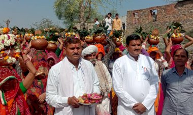 सकट क्षेत्र के बीधोता में शिव परिवार मूर्ति प्राण प्रतिष्ठा से पूर्व निकाली कलश यात्रा