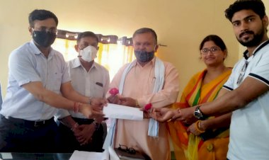 ग्राम विकास अधिकारियों ने एसडीएम को गुलाब का फूल भेंटकर सौपा ज्ञापन