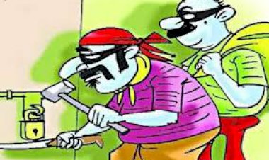 थाने के पास चार दुकानो के अज्ञात चोरो ने चटकाऐ ताले नकदी व सामान चोरी