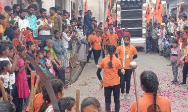 गुरलाँ मे भोलेनाथ के जुलूस में महिला अखाडे का प्रदर्शन रहा आकर्षण का केंद्र