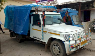 तेज रफतार पिकअप ने स्कूली बस में मारी टक्कर, बाल बाल बचे स्कूली बच्चे