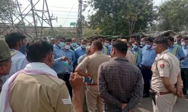 बन्द हुई बेरवरिज कंपनी, बेरोजगार हुए श्रमिकों ने की कम्पनी प्रबंधन के खिलाफ नारेबाज़ी