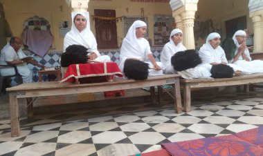 जैन साध्वी आर्यिकाओ का ससंघ कठूमर मे मंगल प्रवेश