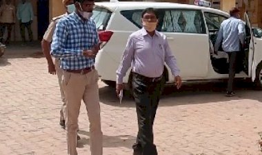 सम्भागीय आयुक्त का पहाडी मे दौरा, मनरेगा कार्य पर मजदूर, विधालय मे नही मिले अध्यापक