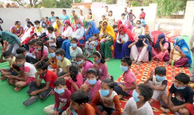 भिवाड़ी के गांव सैदपुर में लोगों को कोविड वैक्सीन के बारे में सामुदायिक रेडियो एफएम 24 द्वारा किया गया जागरूक