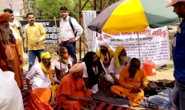 गौशाला की मांग को लेकर धरने पर बैठे बाबा योगी बालक नाथ को ज्यूस पिलाकर उपखण्ड आधिकारी ने तुड़वाया अनशन