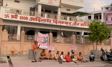 भीलवाड़ा में शांति पूर्ण तरीके से आदिनाथ दिगम्बर जैन मन्दिर के बाहर की न्याय की मांग