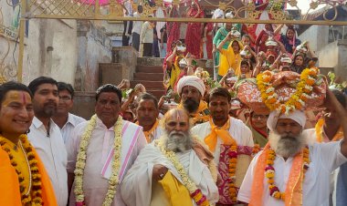 श्रीमद भागवत कथा के शुभारंभ पर निकाली गई भव्य कलश यात्रा