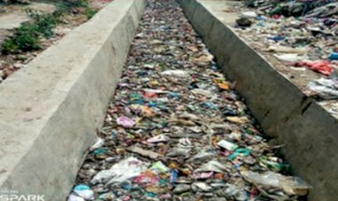 कही नालों पर अतिक्रमण तो कहीं गंदगी से लबालब भरे नाले, पानी के निकास की व्यवस्था चौपट फिर भी जिम्मेदार मौन