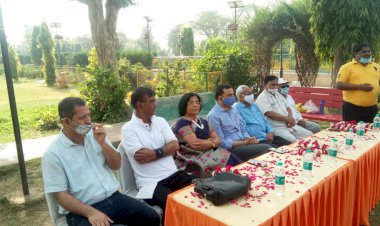 नेहरू उद्यान समिति ने चंदन- तिलक व फूलों से मनाया होली मिलन समारोह