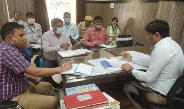 एसडीएम ने ली ब्लॉक स्तरीय अधिकारियों  की साप्ताहिक समीक्षा बैठक