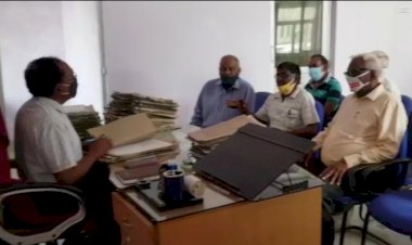 रामगढ़ पैंशनर समाज प्रतिनिधिमंडल एसडीएम कैलाश शर्मा से समस्याओं के बारे में मिला