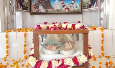 जय गुरुदेव आश्रम में मनाया मुक्ति दिवस,  ध्वजारोहण कर की प्रार्थना, बताई गुरु की महिमा