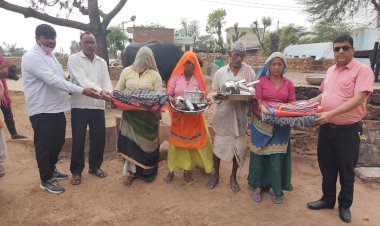 झालाटाला के अग्नि पीडित परिवारों को राहत सामग्री वितरण