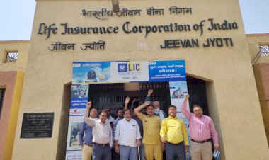 एलआईसी अभिकर्ताओ ने मांगो को लेकर कार्य वहिष्कार कर किया विरोध प्रकट