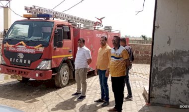 बढ़ते कोरोना संक्रमण की रोकथाम के लिए कुम्हेर में दमकल से सेनेटाइजर का छिड़काव