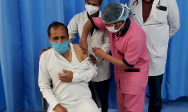 गृहरक्षा राज्य मंत्री ने लगवाई कोविड-19 वैक्सीन की प्रथम डोज