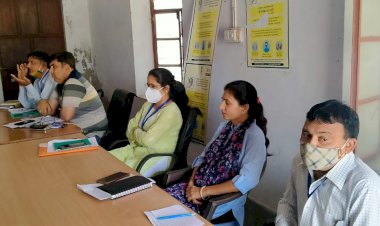 विकास अधिकारी ब्लॉक स्तरीय मीटिंग, अधिनिस्त कर्मचारियों को दी विभिन्न योजनाओं की जानकारी