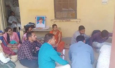 पटवारियों ने शहीद दिवस पर मांगो के निस्तारण को लेकर पर बैठे एक दिवसीय अनशन पर