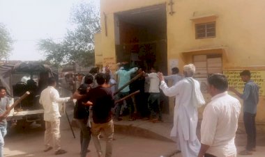 बेलगाम लोगो ने सरकारी कार्यालयों मे जमकर आपस मे भांजी लाठी,  पुलिस बेबस, तीन घायल रैफर