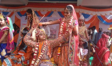 महापुरुष और राधा कृष्ण पोशाक प्रतियोगिता में ज्ञान विहार, श्री राम और ब्लू बर्ड स्कूलों ने मारी बाजी