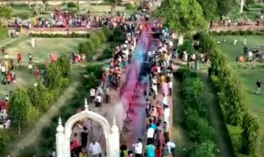 बृज महोत्सव में जल महलो  में रंगीन फब्बारों ने बिखेंरी अपनी अनुपम छटा