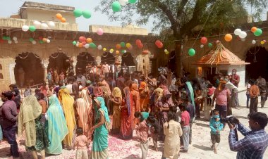 ब्रज होली उत्सव की धूम गोपीनाथजी मंदिर में दूध दही की होली के साथ खेली लड्डू मार होली