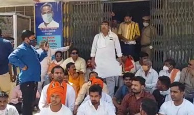 हिन्दू देवी देवताओं पर अभद्र टिप्पणी करने वालों की गिरफ्तारी की मांग को लेकर एसडीएम को सौपा ज्ञापन