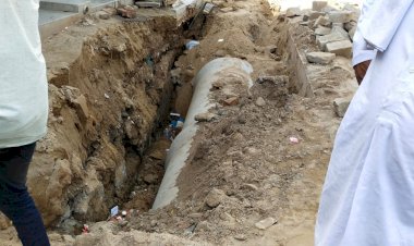 नौगांवा कस्बे में सड़क किनारे डाले नालो में लापरवाही बरतने के कारण टूटी पानी की पाइपलाइन