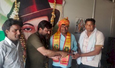 समाजसेवी गुल्लु दुरेजा एवं भोला नेता ने पत्रकारों का दुपट्टा पहनाकर किया सम्मान