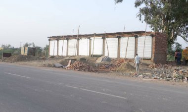 सरकारी जमीन पर फर्जीकारी  व अधिकारियों की संलिप्तता के दम पर भूमाफियाओं ने 8 दुकान बनाकर की तैयार