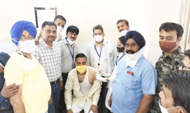 पूर्व विधायक बनवारी लाल सिंघल ने लगवाया कोरोना वैक्सीन का पहला टीका