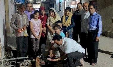 खैरथल के वार्ड 31 बोरवैल हुआ कामयाब, विधायक खैरिया का लोगों ने जताया आभार