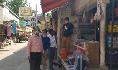 रामगढ कस्बे में राहगीरों और दुकानदारों को कोरोना वैक्सीननैशन के लिए की जा रही है समझाइश