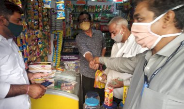 पीले चावल बांटकर एसडीएम दिया दुकानदारो को वैक्सीनेशन कराने का न्यौता